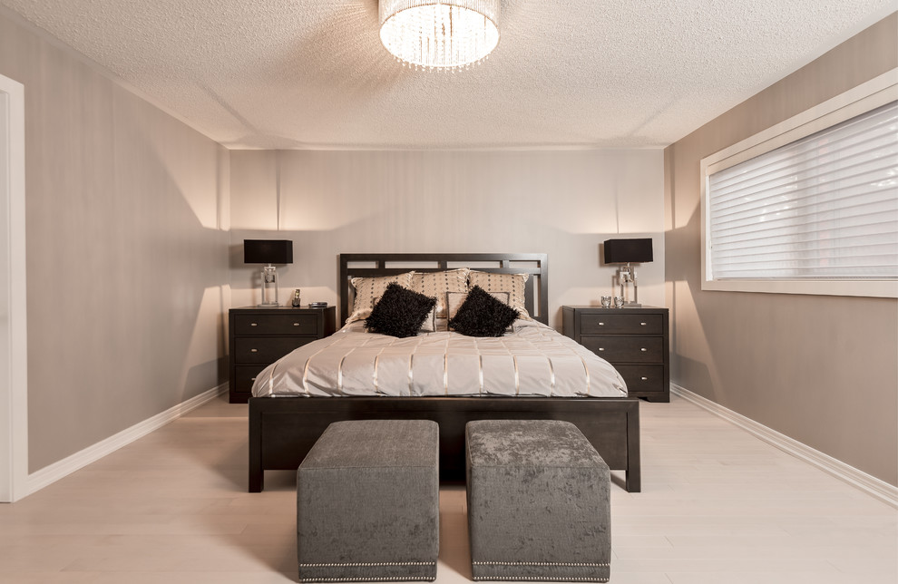 Immagine di una camera da letto stile loft minimal di medie dimensioni con pareti beige, parquet chiaro e pavimento beige