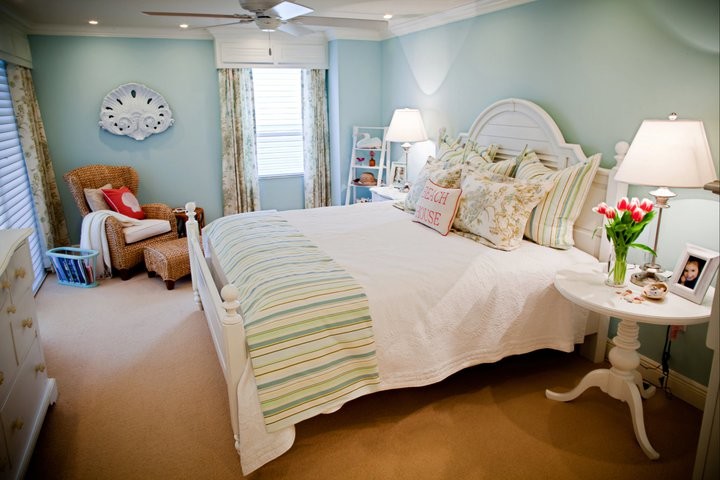 マイアミにあるビーチスタイルのおしゃれな寝室のインテリア