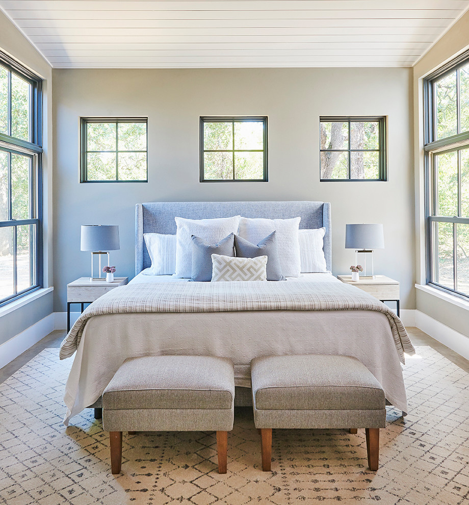 На фото: хозяйская спальня: освещение в стиле неоклассика (современная классика) с серыми стенами, бетонным полом и серым полом