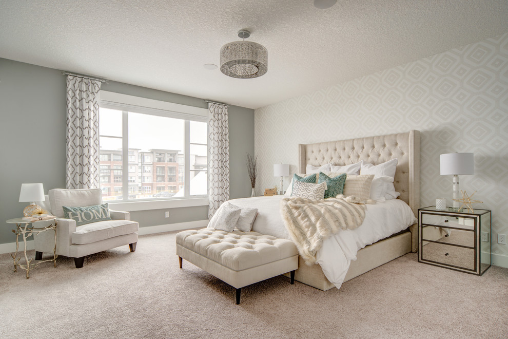 Klassisches Schlafzimmer mit grauer Wandfarbe und Teppichboden in Calgary