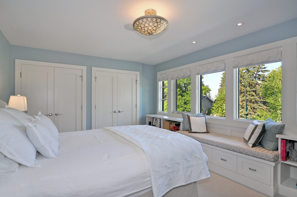 Свежая идея для дизайна: гостевая спальня (комната для гостей) в стиле неоклассика (современная классика) с синими стенами и ковровым покрытием - отличное фото интерьера