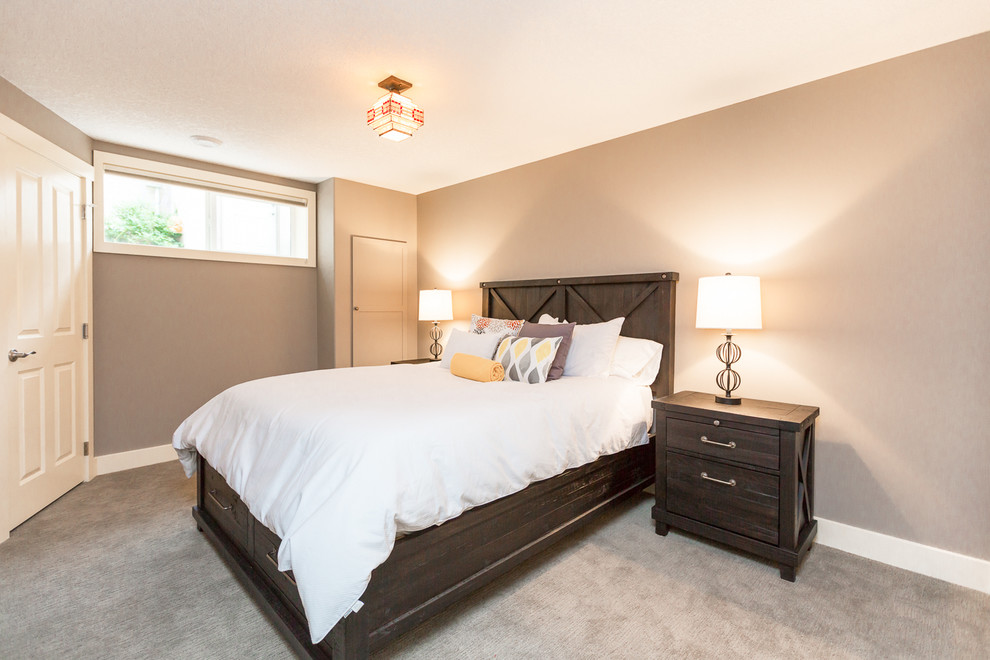 На фото: гостевая спальня среднего размера, (комната для гостей) в стиле кантри с серыми стенами и ковровым покрытием без камина с