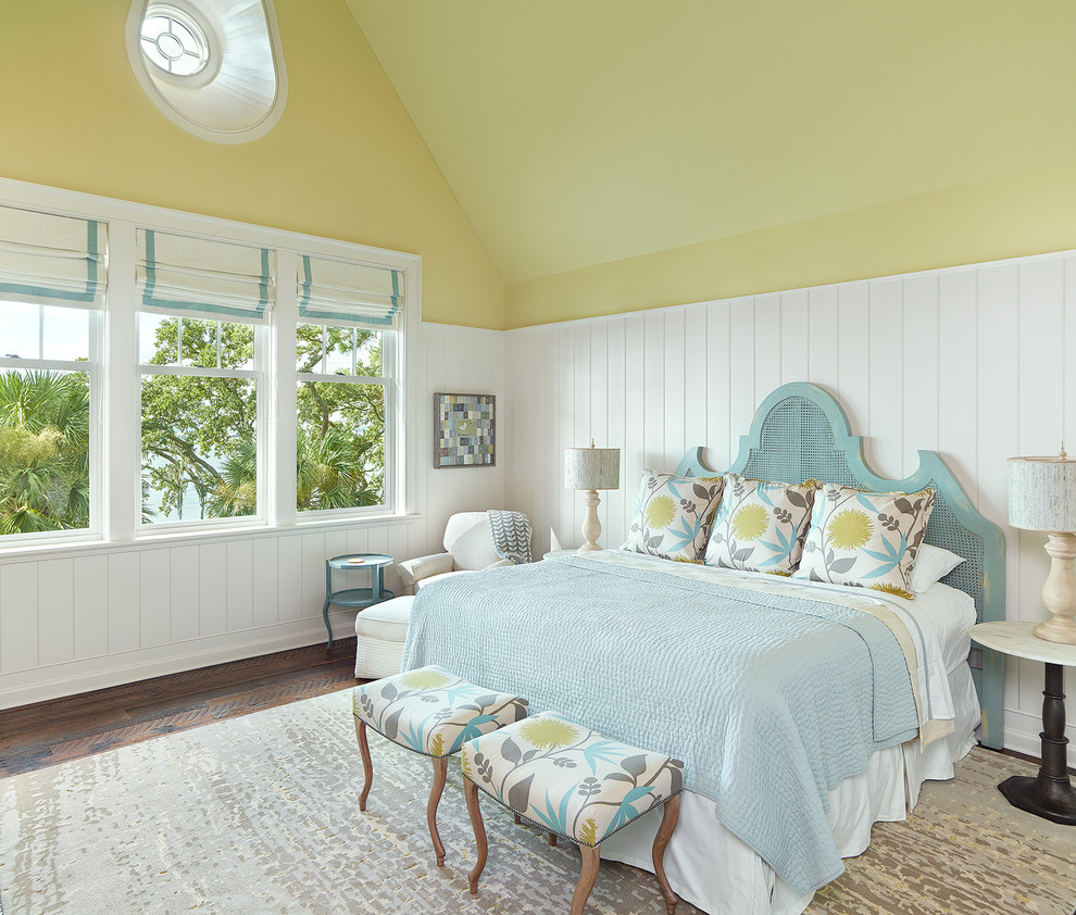 Maritimes Schlafzimmer mit gelber Wandfarbe, braunem Holzboden und braunem Boden in Sonstige