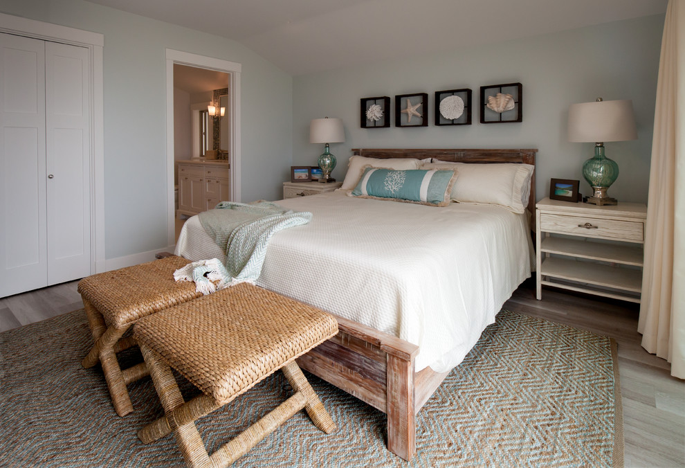 Пример оригинального дизайна: гостевая спальня среднего размера, (комната для гостей) в морском стиле с бежевыми стенами и светлым паркетным полом