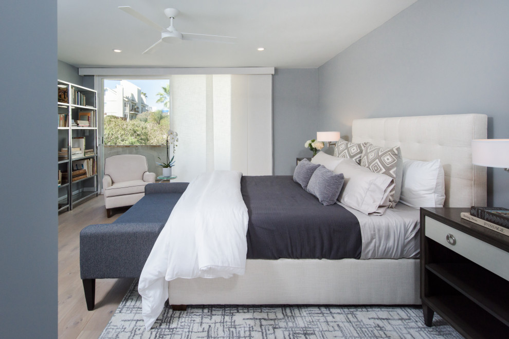 Mittelgroßes Maritimes Hauptschlafzimmer mit grauer Wandfarbe, braunem Holzboden und braunem Boden in Los Angeles