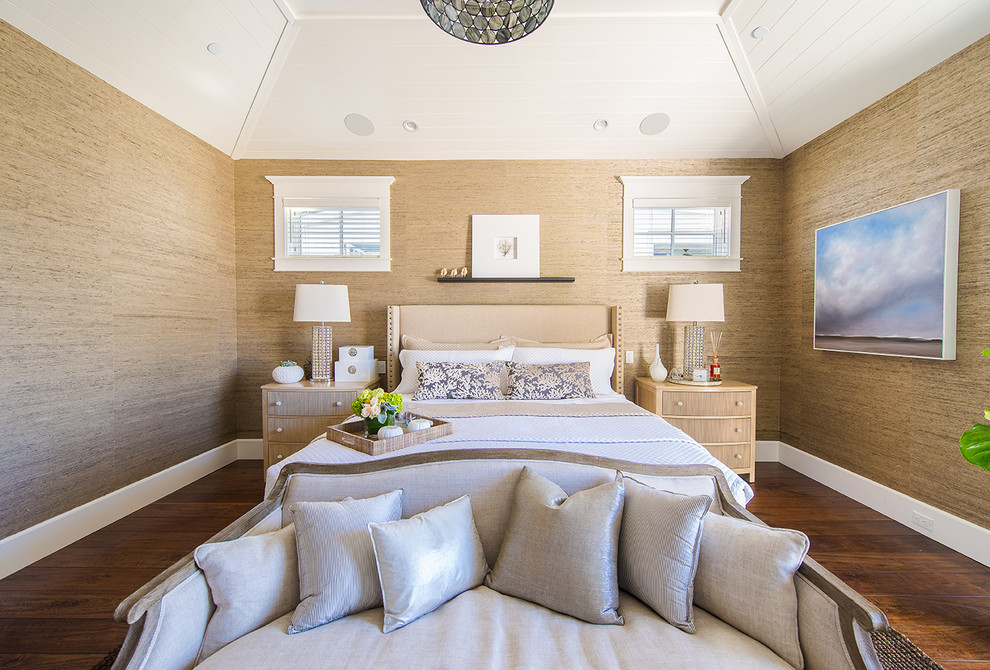 Diseño de dormitorio principal marinero grande sin chimenea con paredes marrones, suelo de madera oscura y suelo marrón