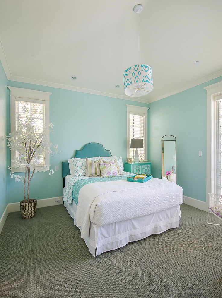 Пример оригинального дизайна: гостевая спальня (комната для гостей) в морском стиле с синими стенами и ковровым покрытием