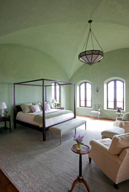 Imagen de dormitorio principal bohemio extra grande con paredes verdes, suelo de madera oscura y todas las chimeneas