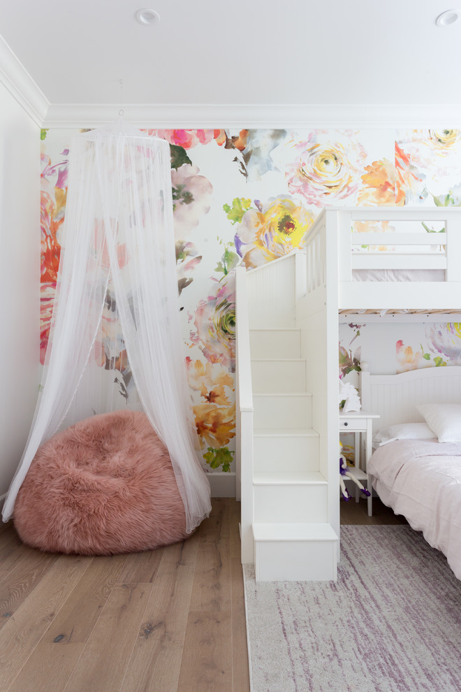 Imagen de habitación de invitados marinera de tamaño medio sin chimenea con paredes blancas, suelo de madera clara y suelo beige