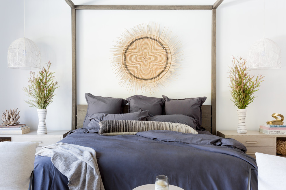 Источник вдохновения для домашнего уюта: хозяйская спальня среднего размера в морском стиле с белыми стенами без камина