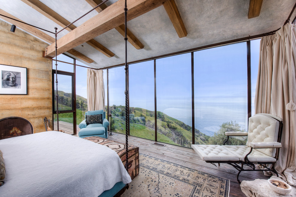 Großes Mediterranes Hauptschlafzimmer mit weißer Wandfarbe und braunem Holzboden in San Francisco