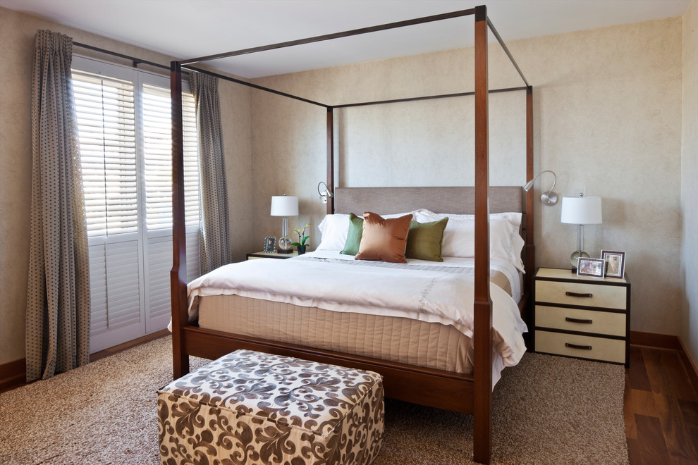 Immagine di una camera da letto contemporanea con pareti beige, parquet scuro e nessun camino