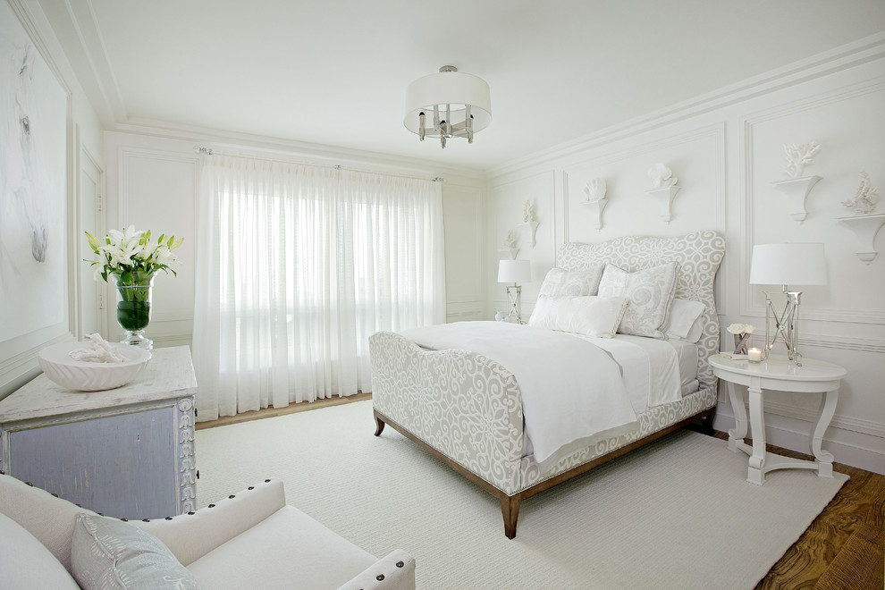 Идея дизайна: спальня в светлых тонах в современном стиле с белыми стенами и паркетным полом среднего тона