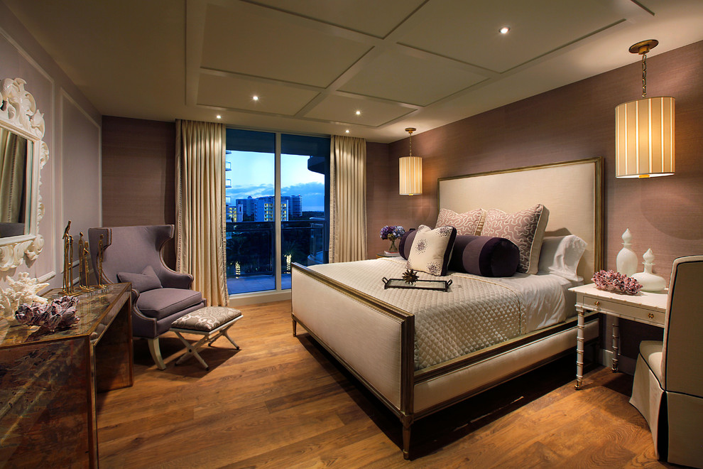 Modelo de dormitorio contemporáneo sin chimenea con paredes marrones, suelo de madera en tonos medios y con escritorio