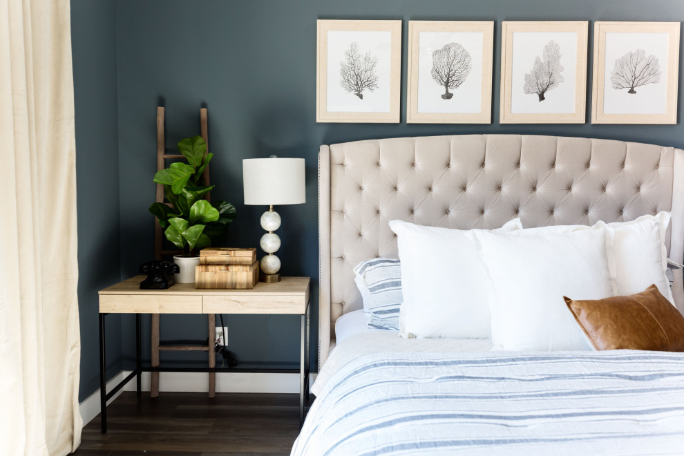 Foto de dormitorio principal clásico renovado grande sin chimenea con paredes azules, suelo de madera en tonos medios y suelo marrón