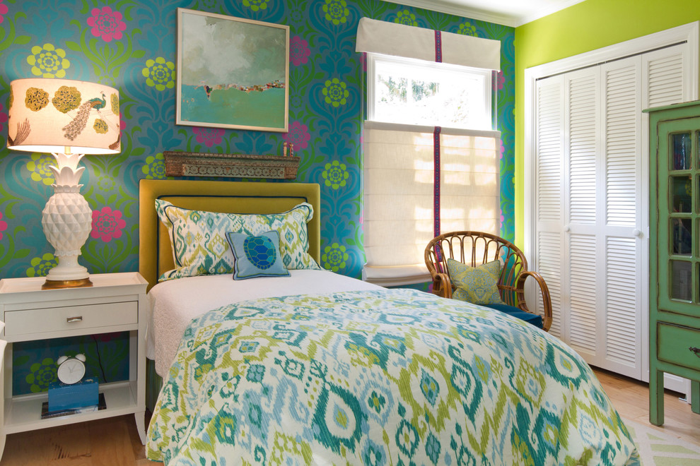 Стильный дизайн: гостевая спальня (комната для гостей) в морском стиле с разноцветными стенами - последний тренд