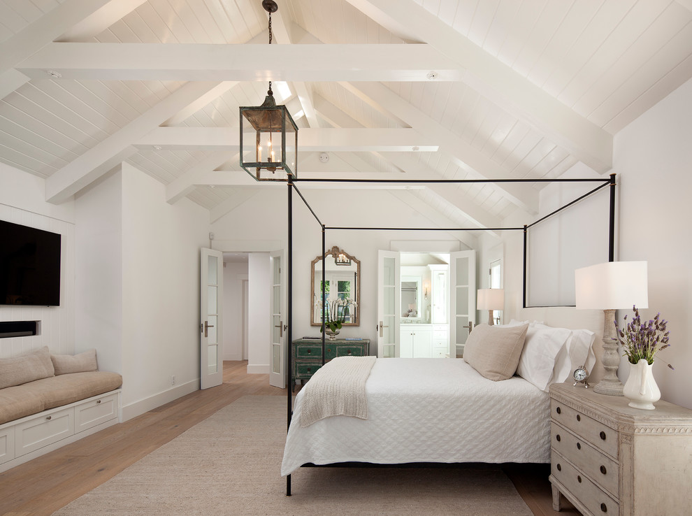 Landhaus Hauptschlafzimmer mit weißer Wandfarbe und hellem Holzboden in Santa Barbara