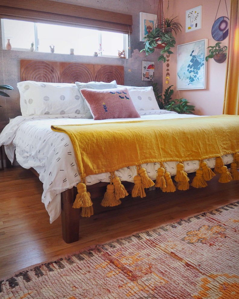 На фото: маленькая хозяйская спальня в стиле модернизм для на участке и в саду с