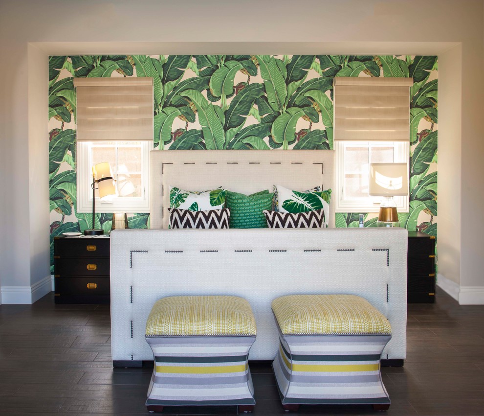 サンディエゴにあるコンテンポラリースタイルのおしゃれな寝室 (白い壁、濃色無垢フローリング、茶色い床) のレイアウト