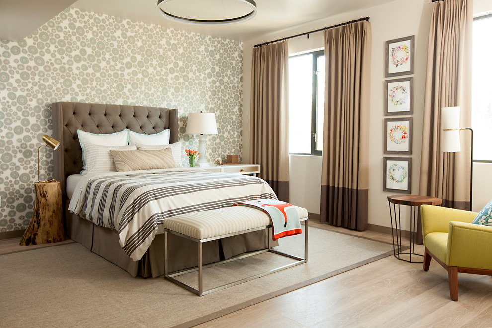 Imagen de dormitorio principal clásico renovado grande sin chimenea con paredes grises, suelo vinílico y suelo marrón