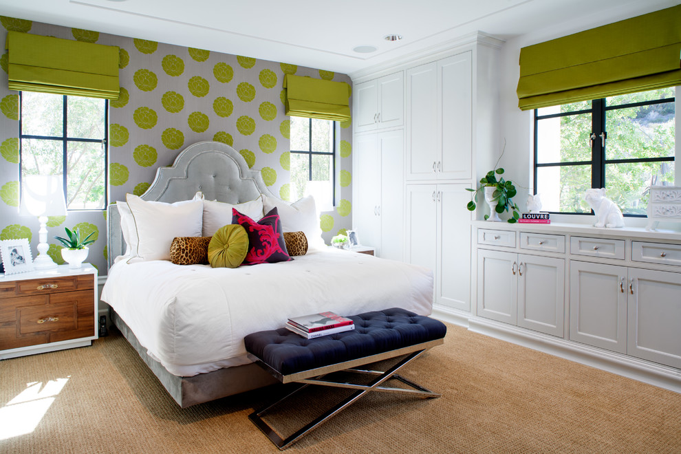 Inspiration pour une chambre design de taille moyenne avec un mur multicolore, aucune cheminée et un sol beige.