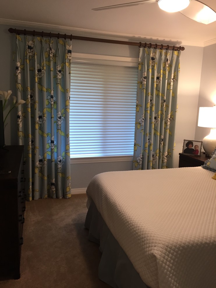 サンディエゴにある中くらいなトランジショナルスタイルのおしゃれな客用寝室 (青い壁、カーペット敷き、暖炉なし、ベージュの床)