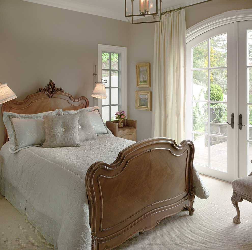На фото: спальня в классическом стиле с серыми стенами и ковровым покрытием без камина с