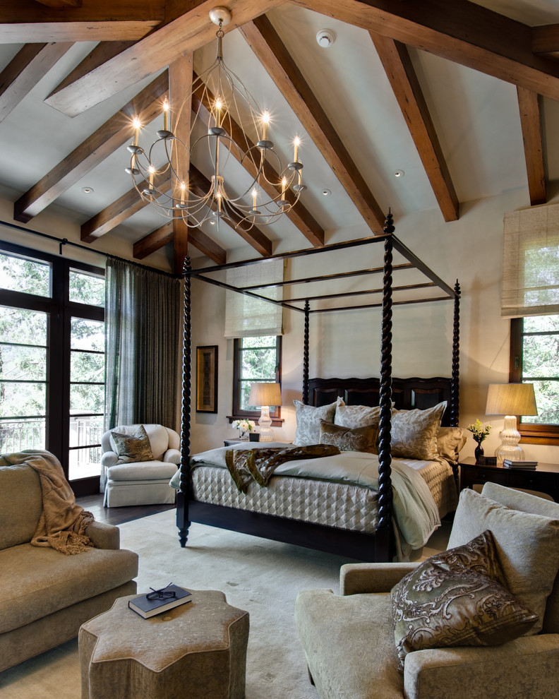 Diseño de dormitorio principal mediterráneo grande con paredes beige y suelo de madera oscura