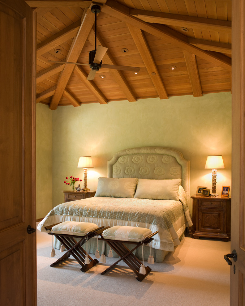 Ispirazione per un'ampia camera da letto design con pareti beige