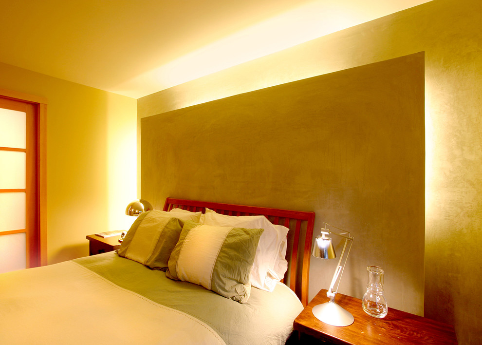 Свежая идея для дизайна: хозяйская спальня среднего размера в стиле неоклассика (современная классика) с зелеными стенами и паркетным полом среднего тона без камина - отличное фото интерьера