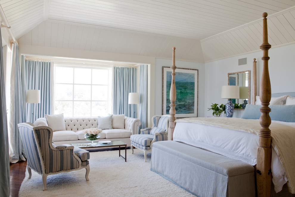 Идея дизайна: большая хозяйская спальня в классическом стиле с синими стенами и синими шторами без камина