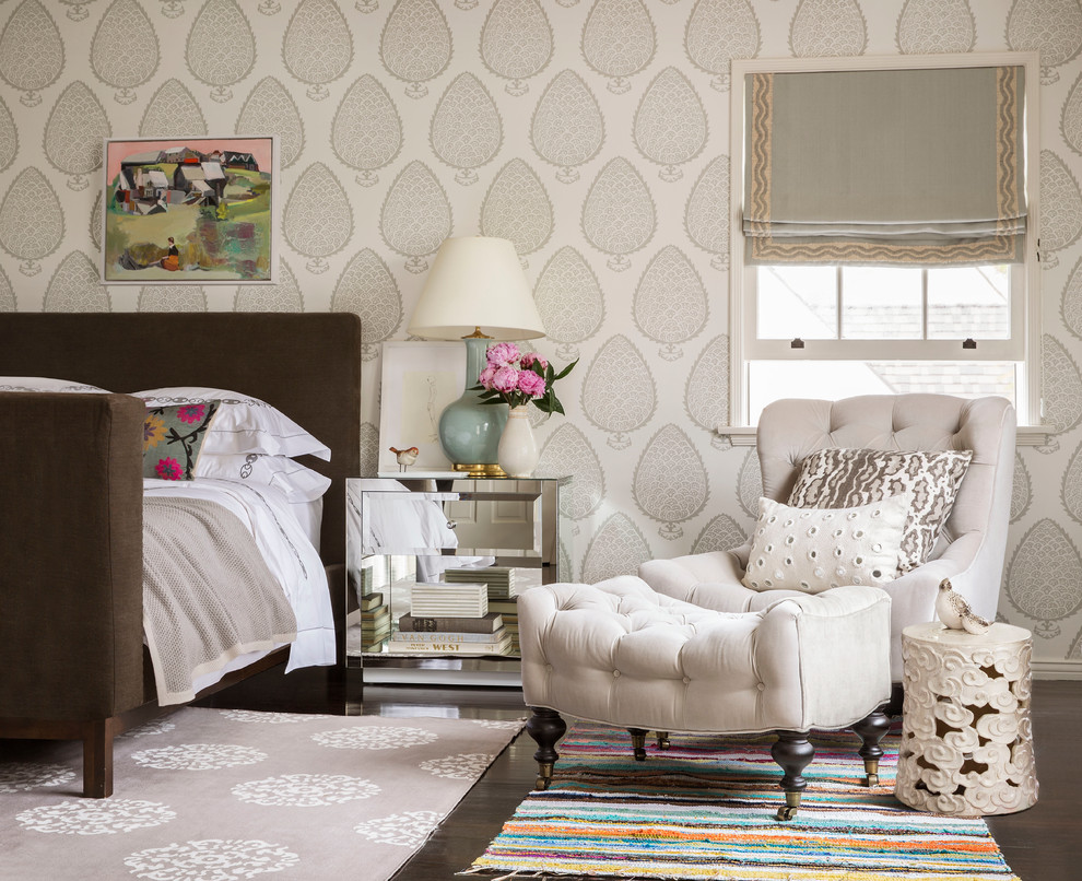 Aménagement d'une chambre classique avec un mur beige et parquet foncé.