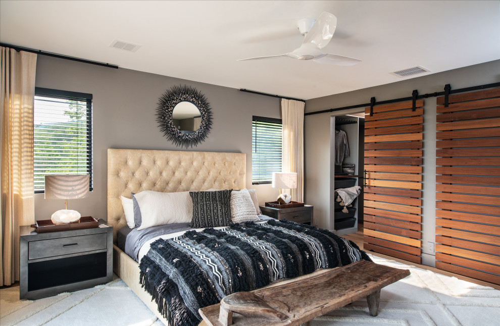 Modernes Schlafzimmer ohne Kamin mit grauer Wandfarbe in New York