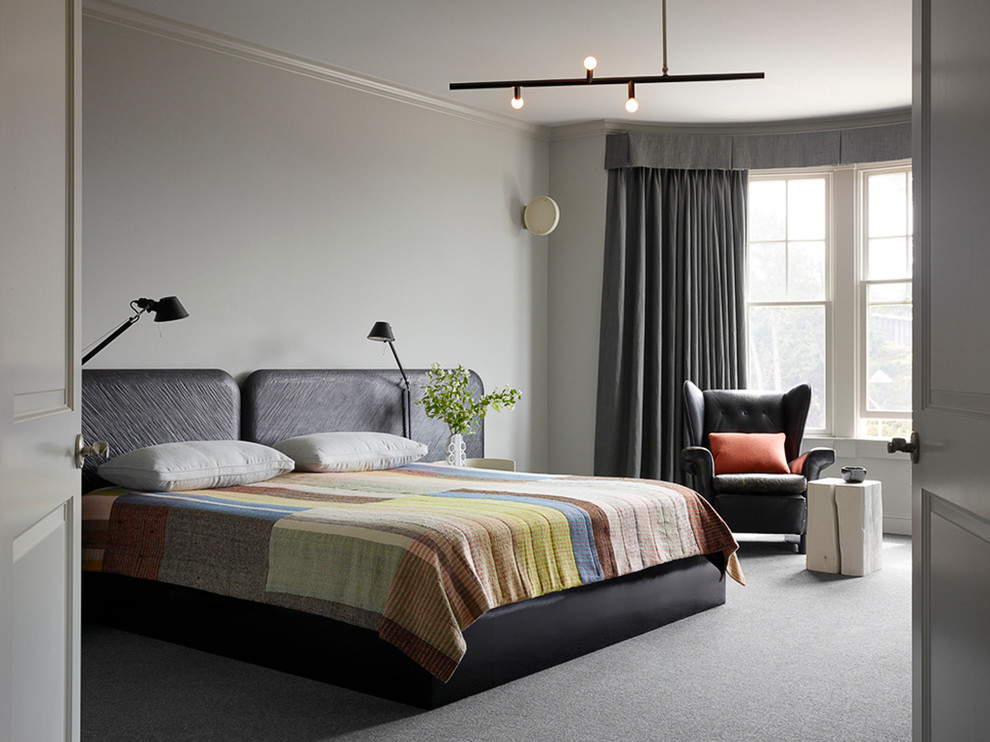 Diseño de dormitorio contemporáneo con paredes grises y moqueta