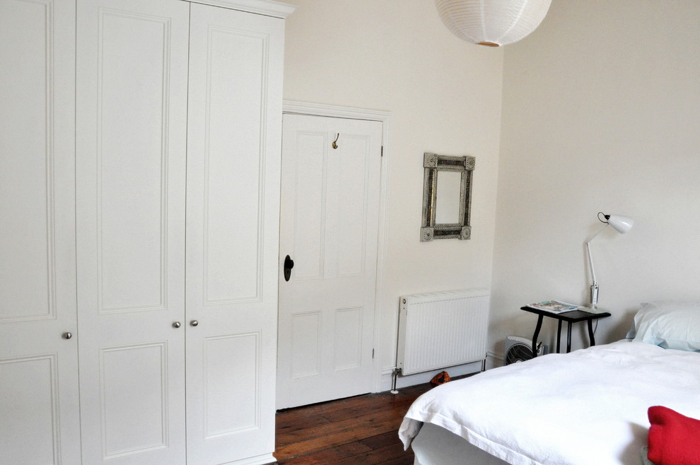 На фото: спальня среднего размера в стиле шебби-шик с темным паркетным полом без камина с