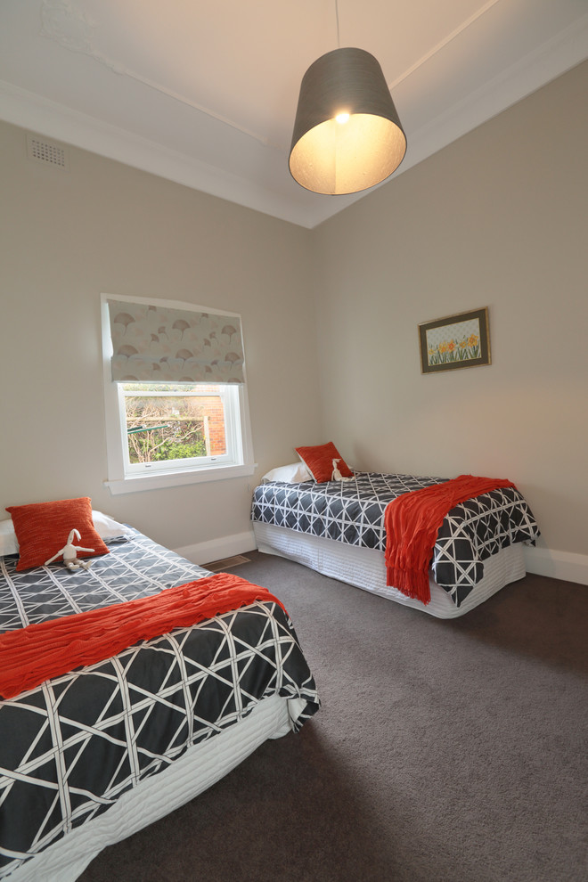 Modelo de habitación de invitados clásica renovada de tamaño medio con paredes beige y moqueta
