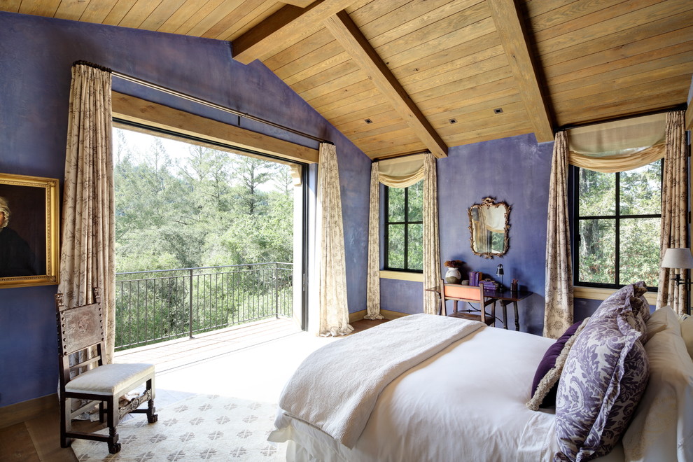 Inspiration för medelhavsstil sovrum, med lila väggar