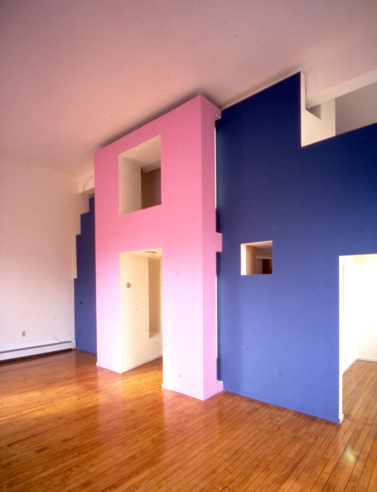 Diseño de sala de estar tipo loft moderna de tamaño medio con suelo de madera en tonos medios, todas las chimeneas, marco de chimenea de yeso, paredes azules y suelo marrón