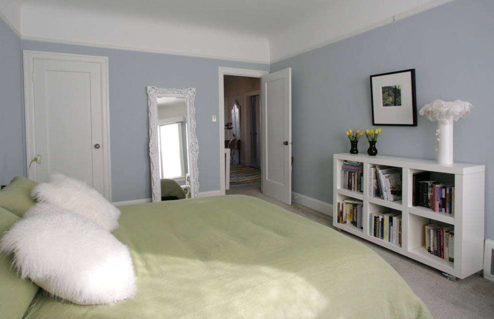 Idée de décoration pour une grande chambre minimaliste avec un mur bleu et aucune cheminée.