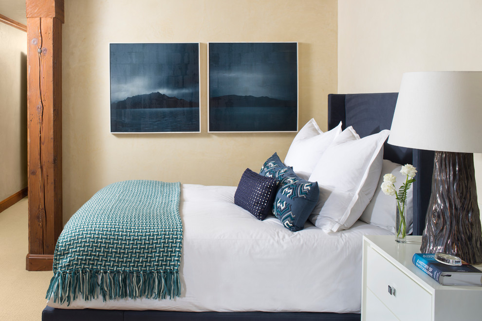 Imagen de dormitorio tradicional renovado con paredes beige y moqueta