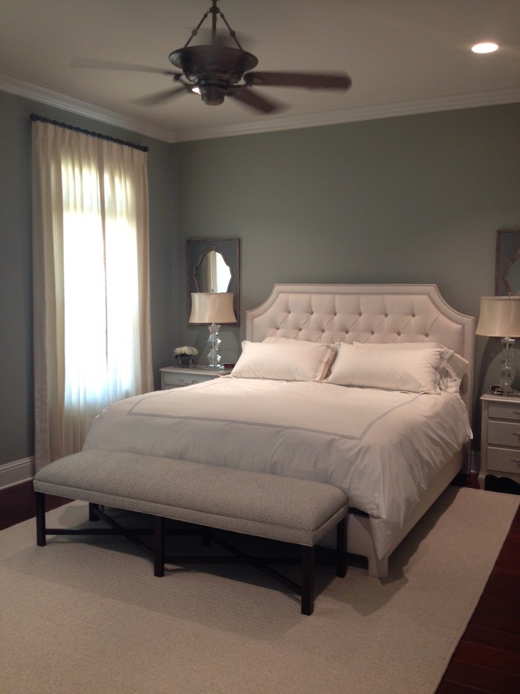 Diseño de dormitorio principal clásico renovado de tamaño medio con suelo de madera en tonos medios y paredes azules