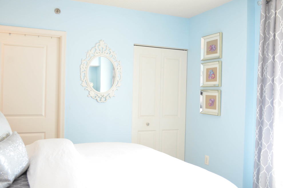 Идея дизайна: хозяйская спальня среднего размера в стиле неоклассика (современная классика) с синими стенами, ковровым покрытием и бежевым полом