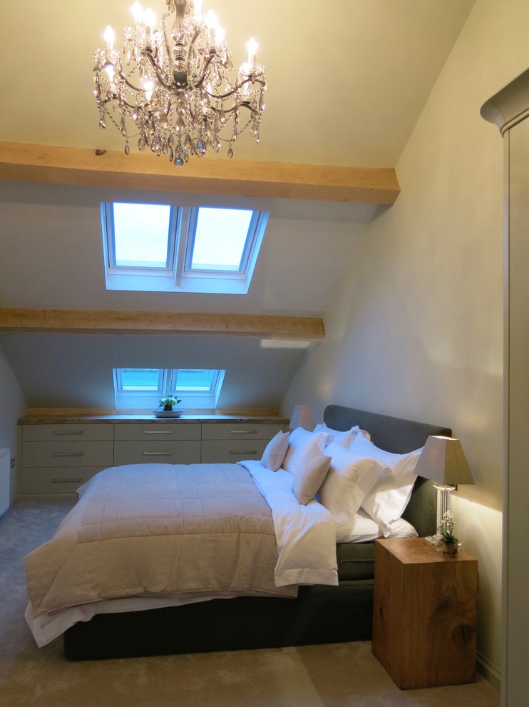 Imagen de dormitorio principal contemporáneo de tamaño medio con paredes blancas y moqueta