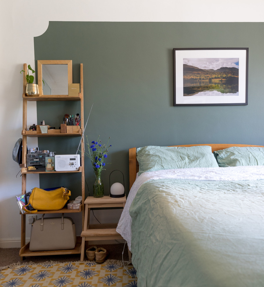 Пример оригинального дизайна: хозяйская спальня среднего размера в стиле фьюжн с зелеными стенами, ковровым покрытием и коричневым полом