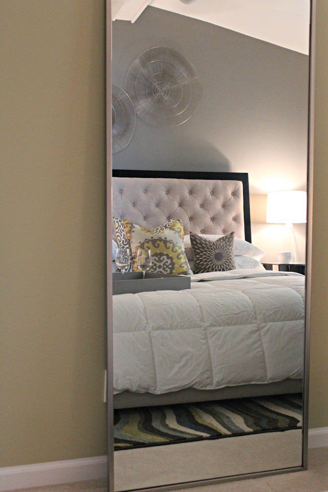Ispirazione per una camera da letto contemporanea con pareti beige