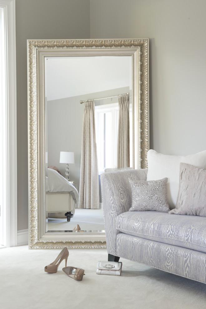 Стильный дизайн: большая хозяйская спальня в стиле неоклассика (современная классика) с серыми стенами и ковровым покрытием без камина - последний тренд