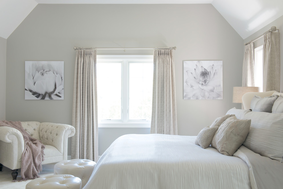 Источник вдохновения для домашнего уюта: большая хозяйская спальня в стиле неоклассика (современная классика) с серыми стенами и ковровым покрытием без камина
