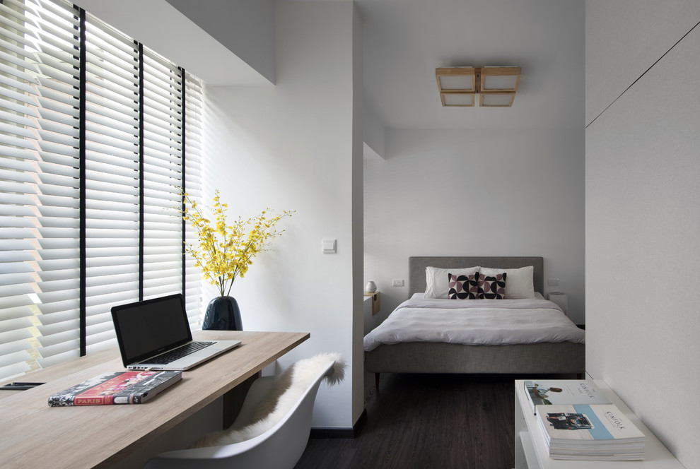 Ejemplo de dormitorio contemporáneo con paredes blancas, suelo de madera oscura y suelo marrón
