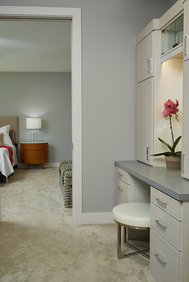 Ispirazione per una camera matrimoniale minimalista con pareti grigie, moquette e pavimento beige