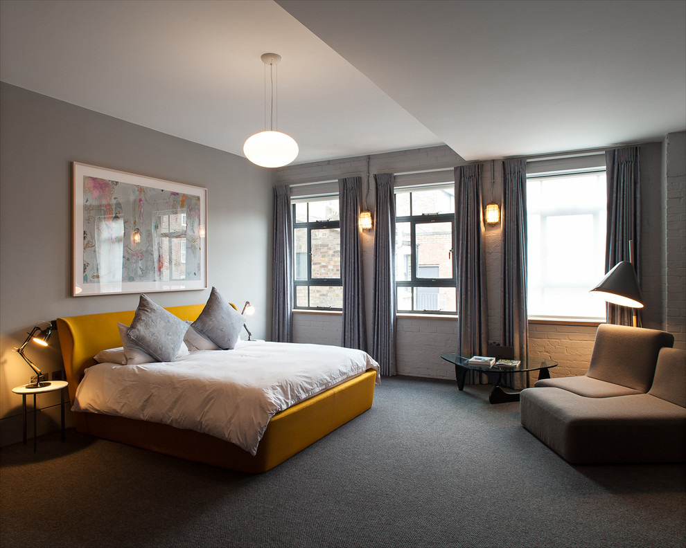 Foto de dormitorio principal contemporáneo de tamaño medio con paredes grises, moqueta y suelo gris